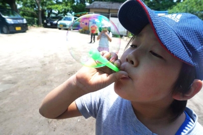 シャボン玉で遊ぶこども